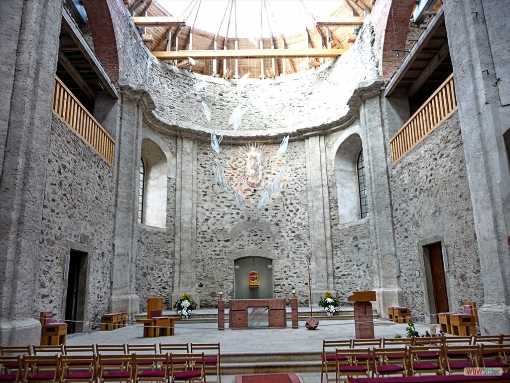 Blick in den Inneraum der Kirche