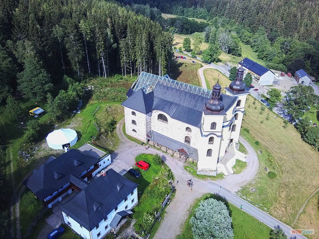 Drohnenfoto von der Kirche